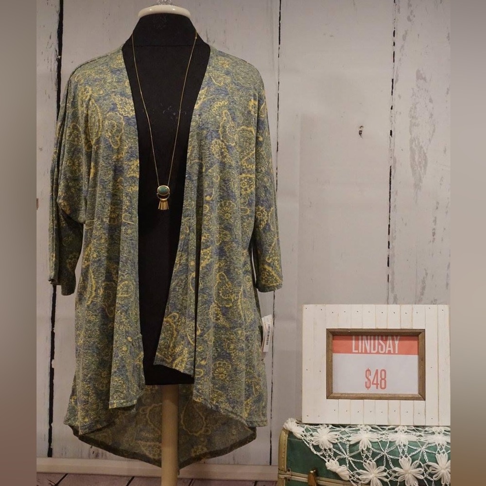 NWT Women’s small paisley kimono top